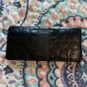 🍁5/$25! Well loved and used Coach wallet